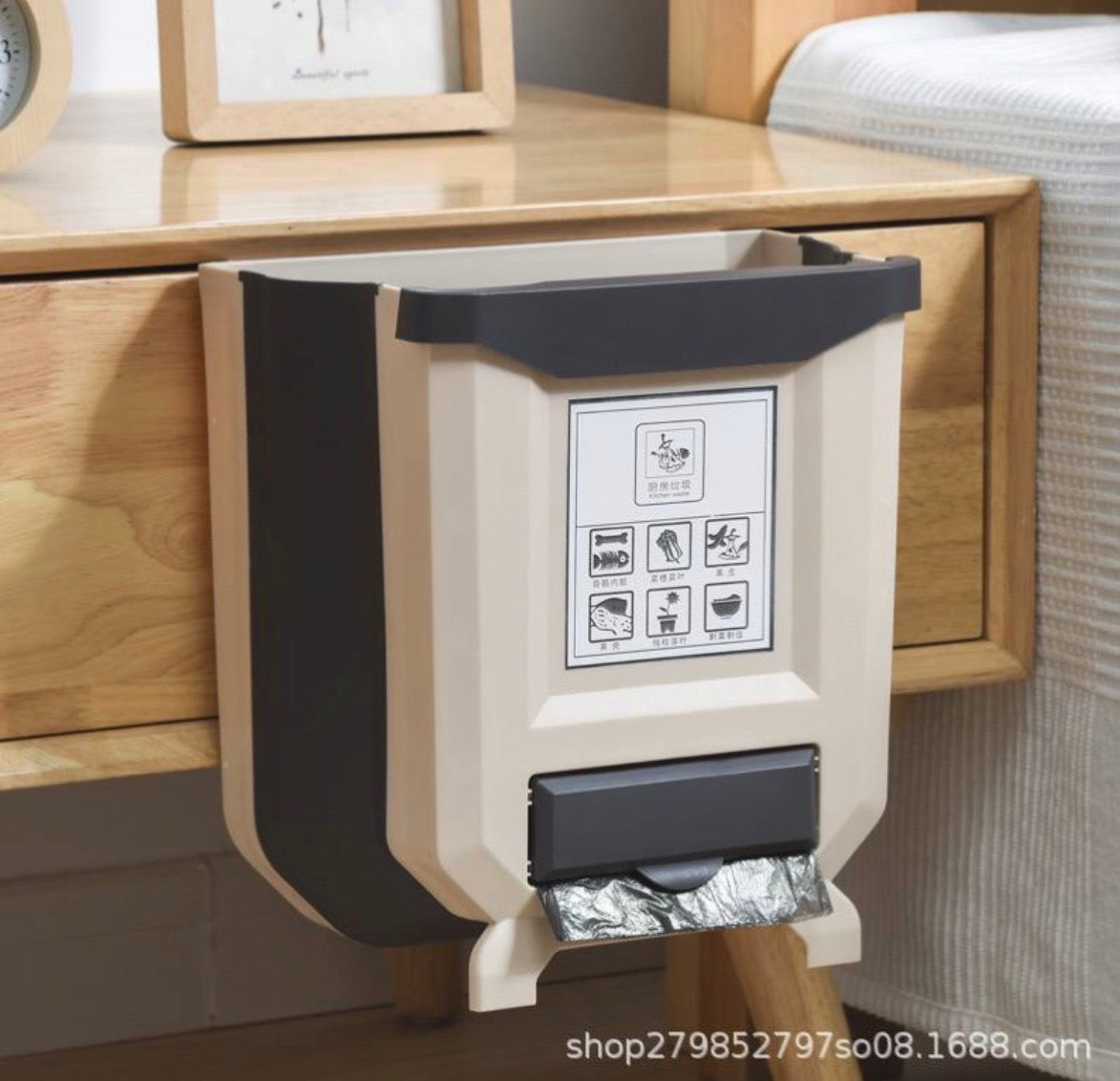 باسكت قمامة سيلكون متحرك ا
Silicone Trash Bin with Roll
Holder